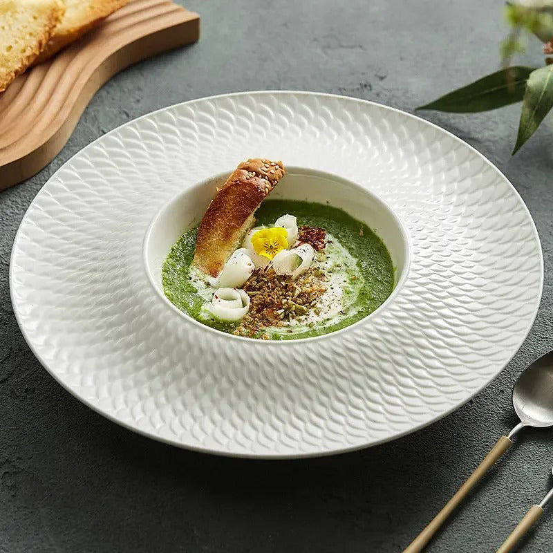 assiette-minimaliste-creuse-blanche-pour-restaurant-design-elegant