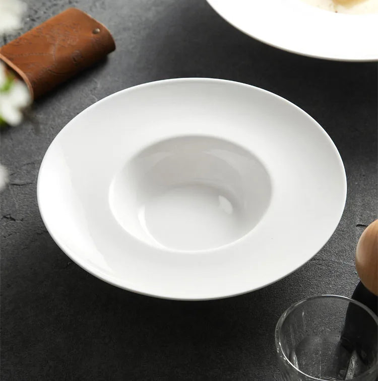 vaisselle-chef-assiette-blanche-creuse-style-epuré-gastronomie