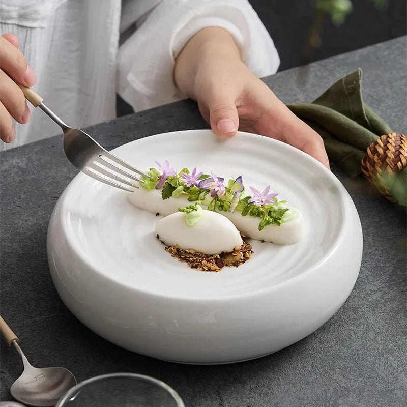 assiette-blanche-plate-contemporaine-pour-restauration-elegante

