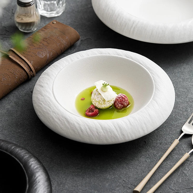 assiette-creuse-pour-restaurant-design-blanche-minimalisme-luxe