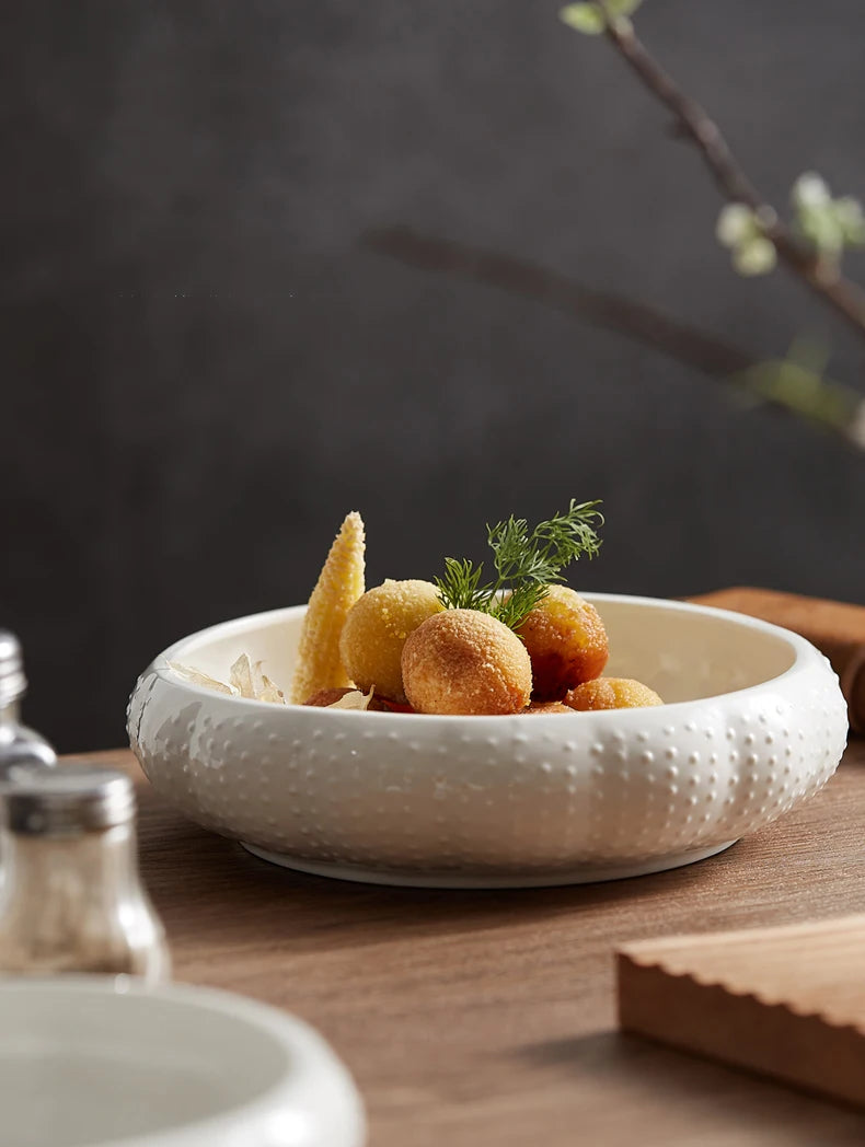 assiette-minimaliste-creuse-blanche-pour-restaurant-design-elegant

