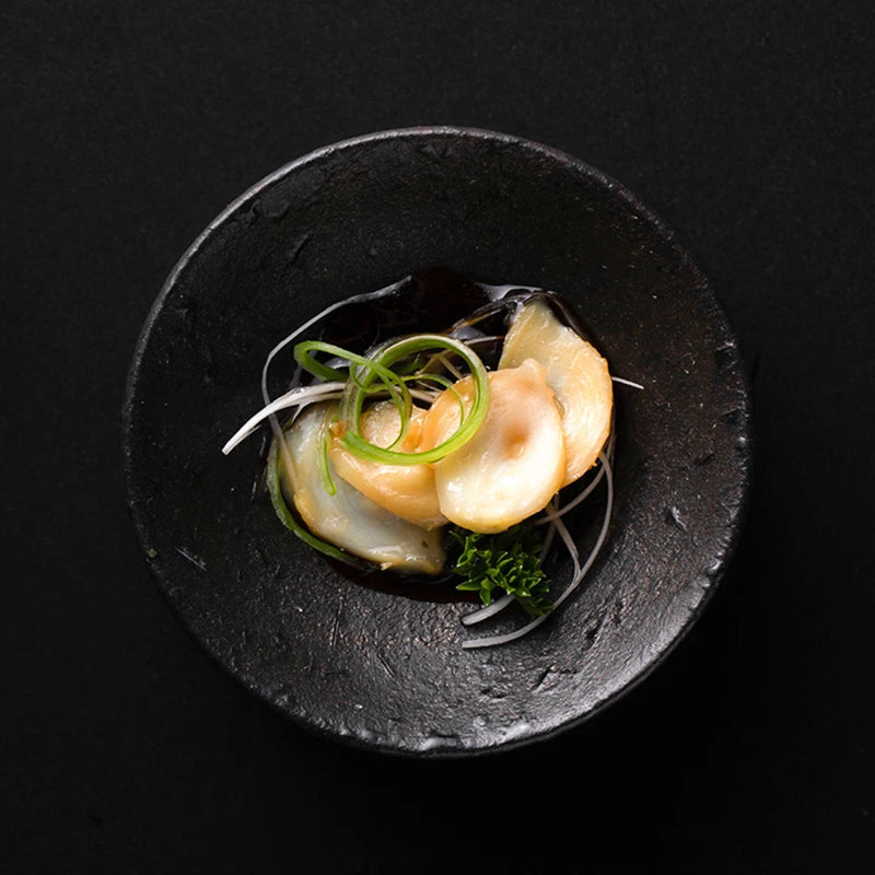assiette-noire-plate-haute-qualité-pour-chef-gastronomique

