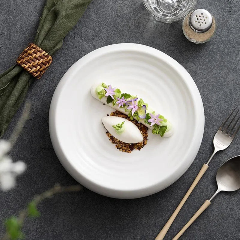 assiette-plate-blanche-design-minimaliste-pour-restaurant-gastronomique

