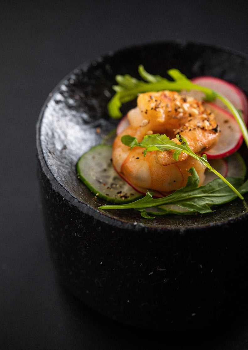 assiette-plate-noire-mate-vaisselle-contemporaine-restaurant

