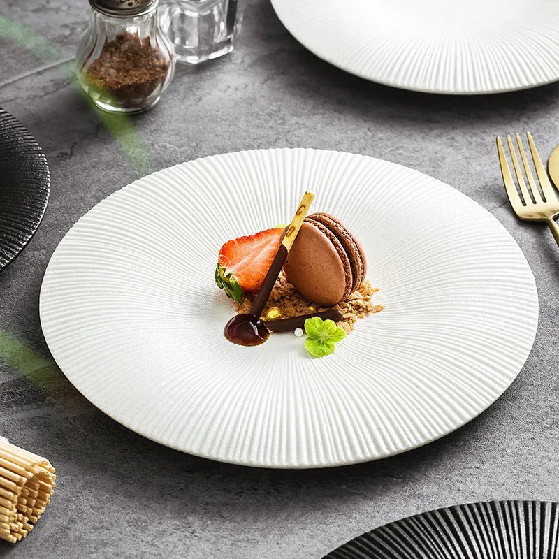 assiette-plate-professionnelle-noire-minimaliste-vaisselle-chef

