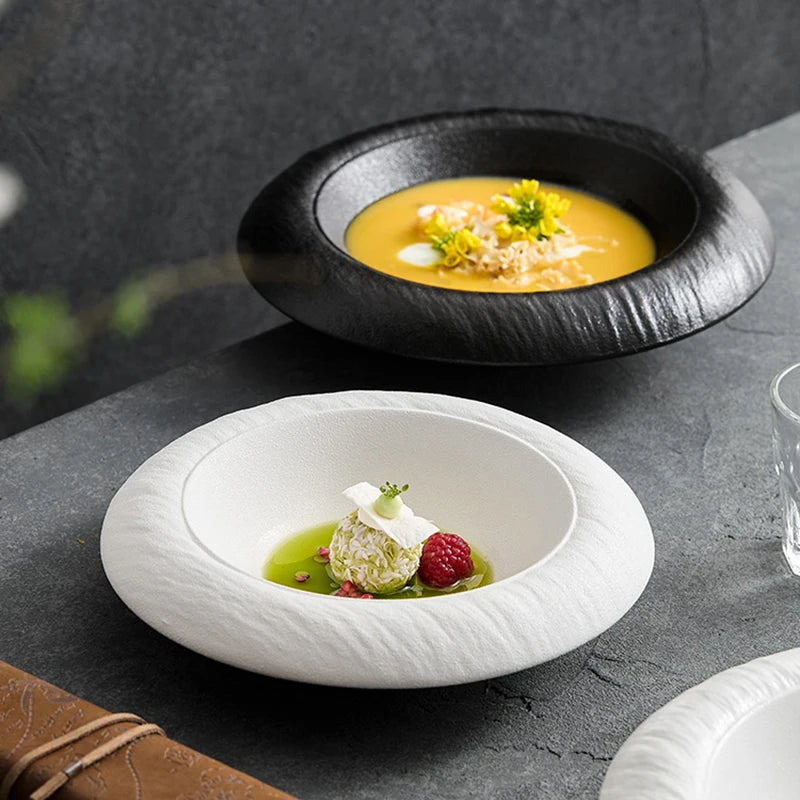 vaisselle-gastronomique-assiette-blanche-creuse-presentation-élégante

