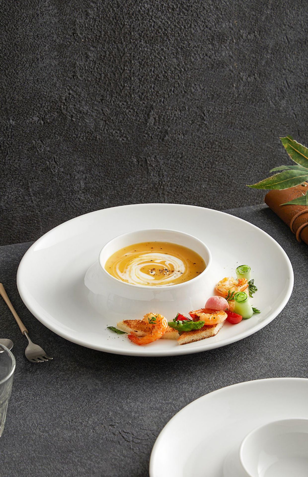 vaisselle-restaurant-assiette-blanche-creuse-style-moderne-minimaliste
